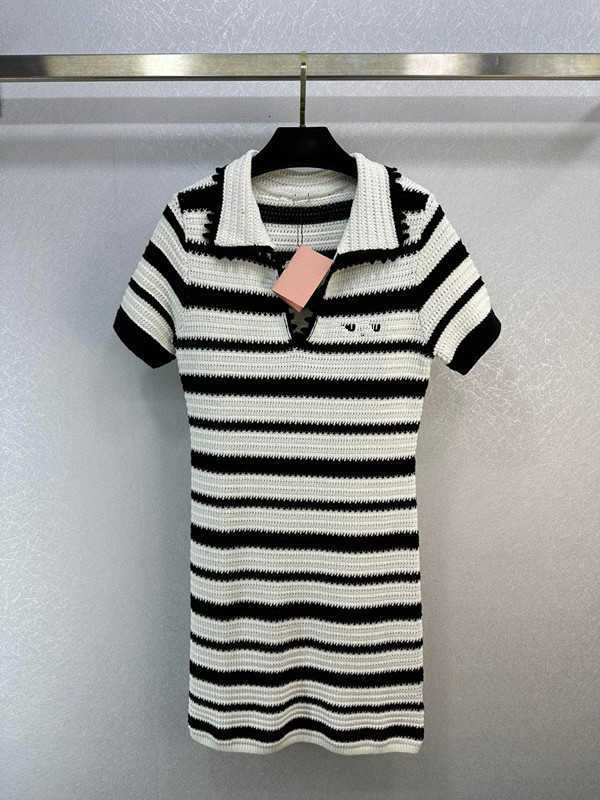 Basic & Casual Dresses Designer Brand Early Spring New Style Sweet and Age Reducing Cool Embroidered Contrast Stripe Knitted Dress IYA1