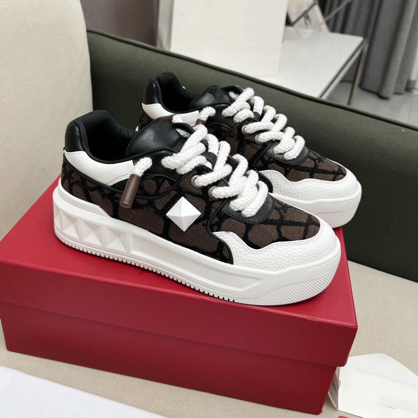 Designer Casual Sneakers Ladies ONE ATUD platform Trainers Fashion Style Unique Classics Low-relief Maxi Stud Comfortable Nappa Leather Men Catwalk Sports Shoes