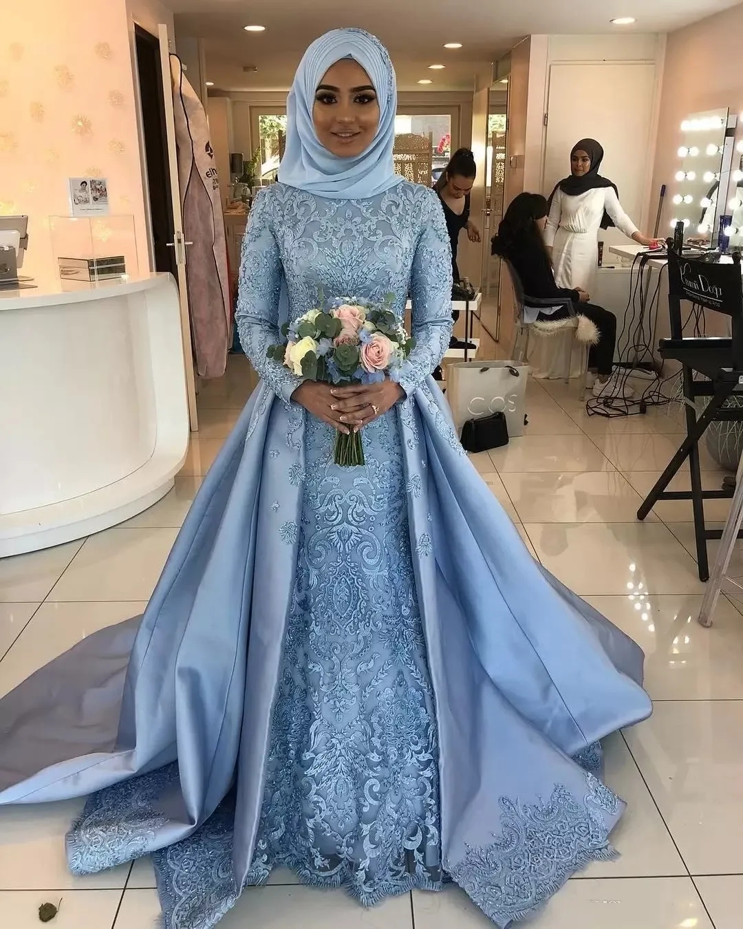 Affascinanti abiti da sposa musulmani a maniche lunghe con linea A con fiori 3D Appliques gonna staccabile Abiti da festa Abiti modesti De Mariage
