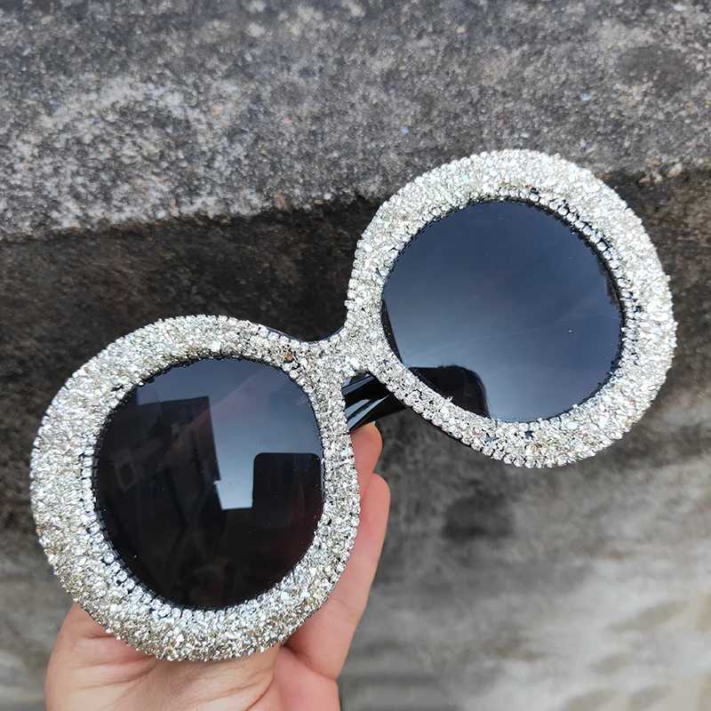 Solglasögon Rhinestone Solglasögon för kvinnor 2022 Designer Steampunk Super Round Womens Solglasögon Musikfestival Oculos de Sol Feminino J240202