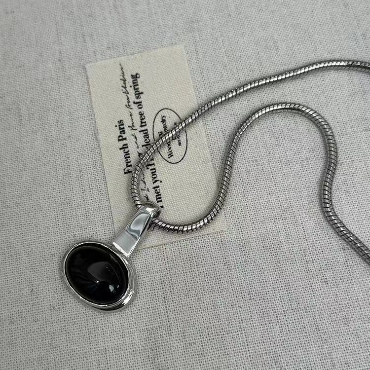 Designer Autumn/Winter Oval Black Mamma Brain Pendant Snake Bone Sweater Chain with High Grade and Personalized Unique Necklace Popular in 2024