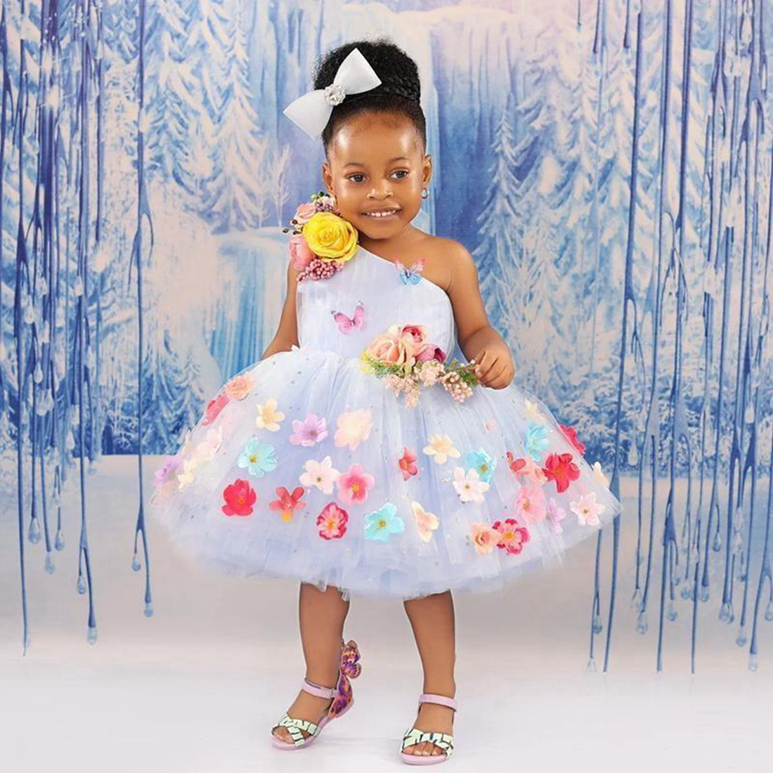 Crianças pequenas vestidos da menina de flor um ombro na altura do joelho em camadas tule vestidos de baile vestido de menina flor princesa rainha feito à mão flores vestido de festa de aniversário vestidos NF061