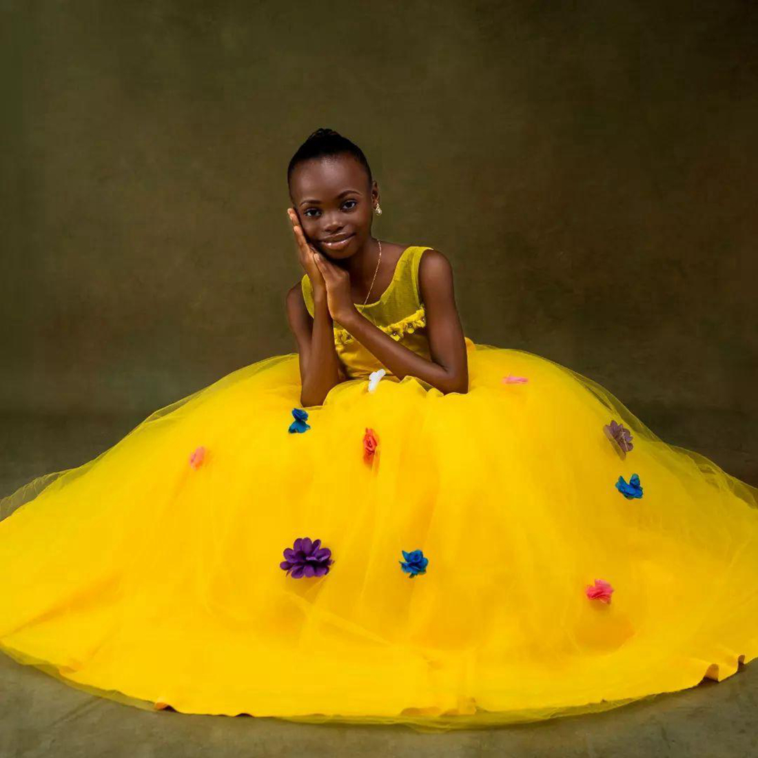 Robes de fille de fleur jaune foncé col transparent robes de bal en tulle à plusieurs niveaux robe de demoiselle d'honneur princesse reine fleurs faites à la main perle robe de fête d'anniversaire robes pour les filles NF072