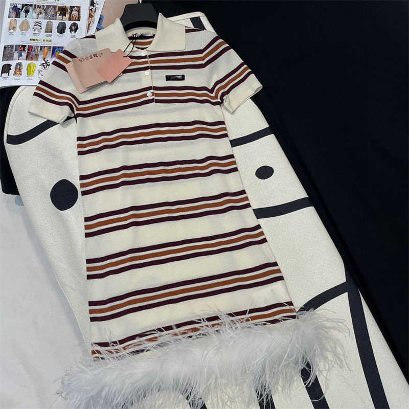 Basic Dresses designer 24 Early Spring New Nanyou Miu Fashion Age Reducing Contrast Stripe Spliced Feather Polo Neck Knitted Short sleeved Dress NHMI