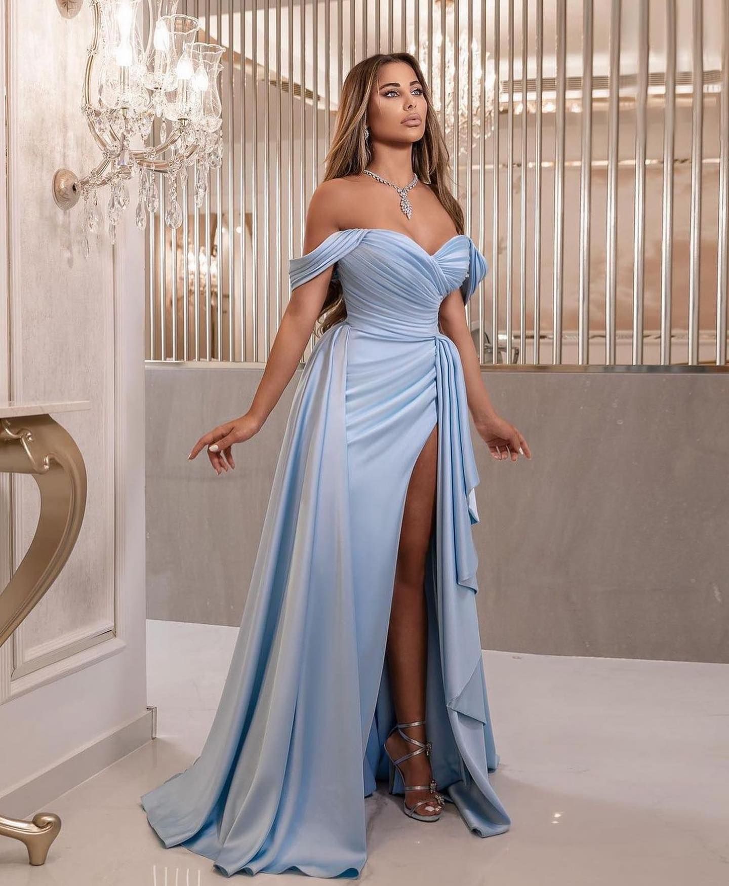 2024イブニングドレスを着るセクシーなサテンオフショルダーライトブルーオーバースカートサイドアラビア語の女性フォーマルイブニングガウンスイープトレイン