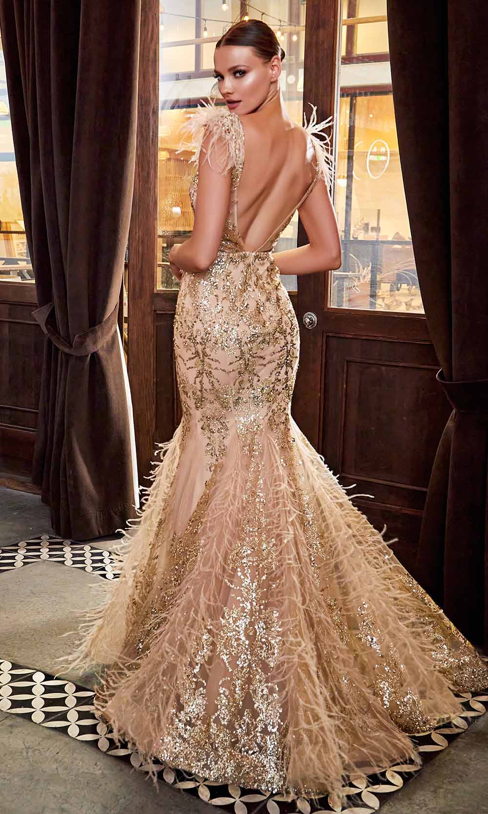 Modern Evening Dresses Sequins Feather Mermaid Prom Gowns Backless V Neck Sleeveless Custom Made Formal Party Dresses Plus Size