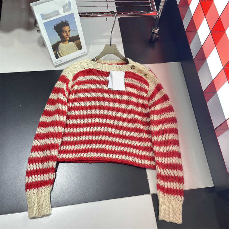 Kvinnors tröjor Designer Luxury 2024 Early Spring New Gentle Soft Glutinous Lazy Style Hollow Out Contrast Stripe Diagonal Buckle Round Neck Knitwear For Women