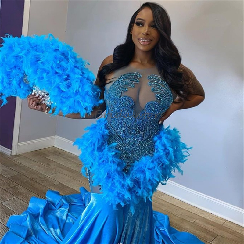 Splendidi abiti da sera a sirena blu con piume Plus Size Velluto Nero Ragazze Baddie Prom Dress Abito da compleanno con diamanti 2024 Abito da cerimonia formale spettacolo Elegante