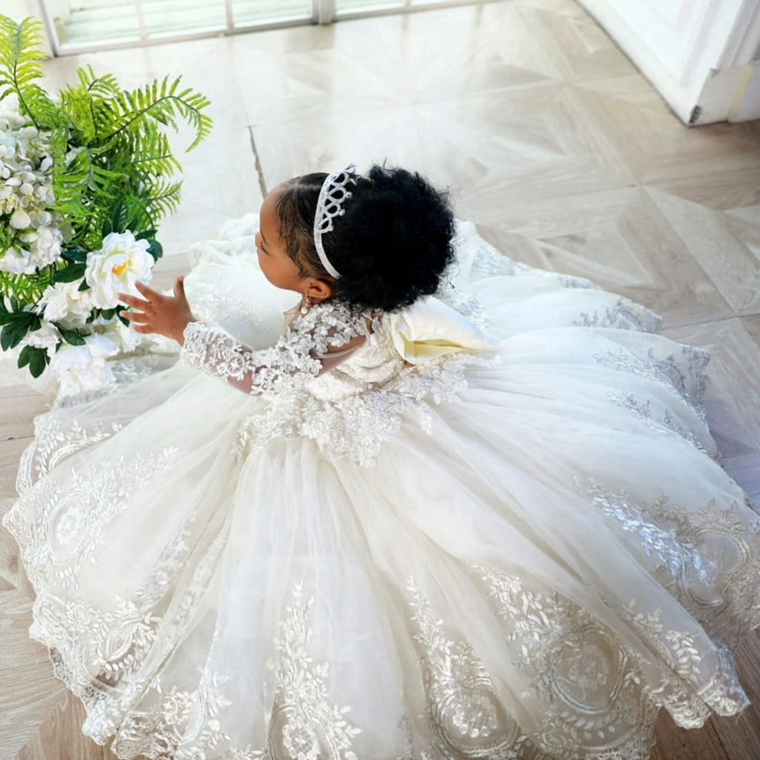 African White Ivory Flower Girl Dresses For Bride Jewel Long Sleeves Appliced ​​Pärlade spetsskivor Tulle Flowergirl -klänningar Little Kids Birthday Party Gowns F082