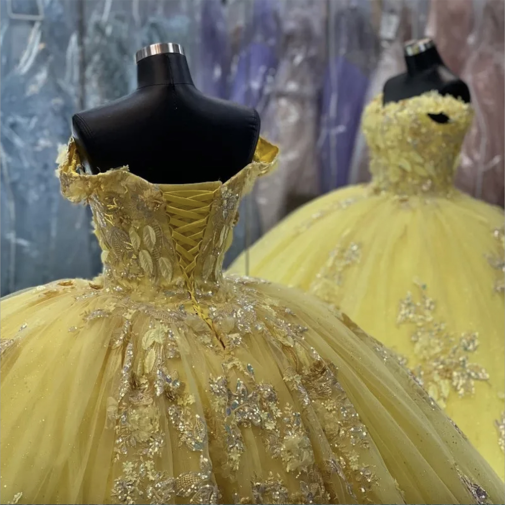 Gul glänsande prinsessor bollklänning quinceanera klänningar från axel spetsar applikationer pärlor vestidos de 15 anos söt 16: e klänning