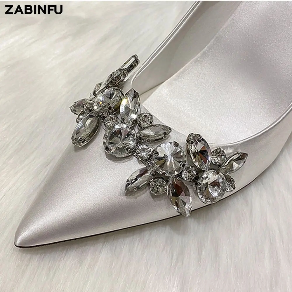 Klassiska kvinnor pumpar lyxig kanin Rhinestone Silk Wedding Shoes Bridal Heels White Pointed Toe Party Dress Shoes Ladies Stiletto 240129