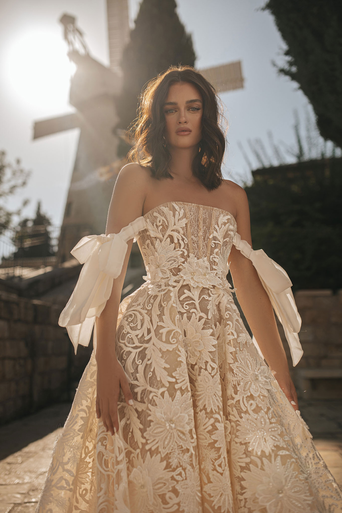 Robe de mariée trapèze élégante pour femmes, épaules dénudées, sans manches, avec nœud en ruban et dentelle, avec traîne de balayage, sur mesure