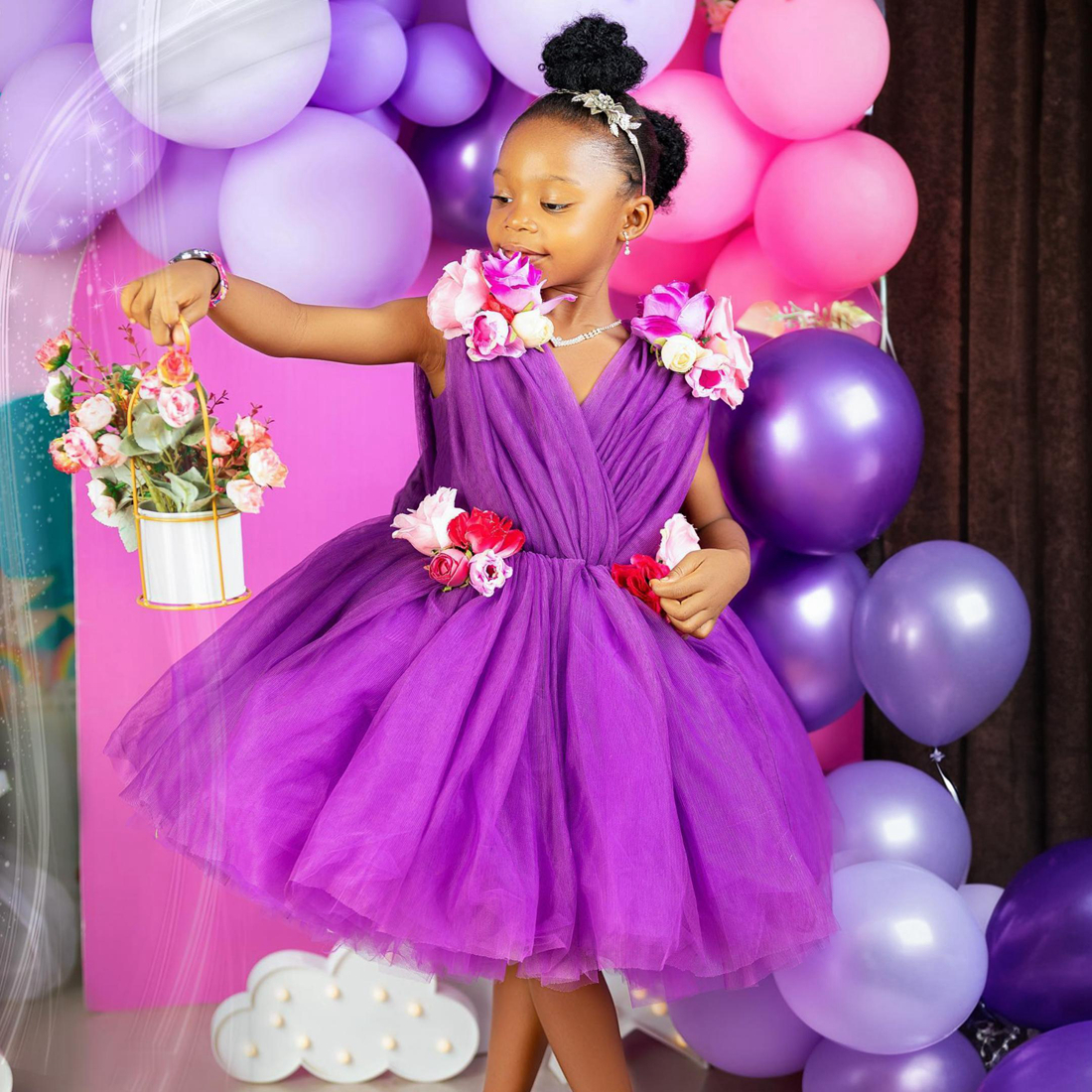 Robes de demoiselle d'honneur violettes courtes longueur genou pour mariage, col en V, en tulle à plusieurs niveaux, fleurs colorées décorées, robes de fête d'anniversaire pour petits enfants, robes scintillantes NF084