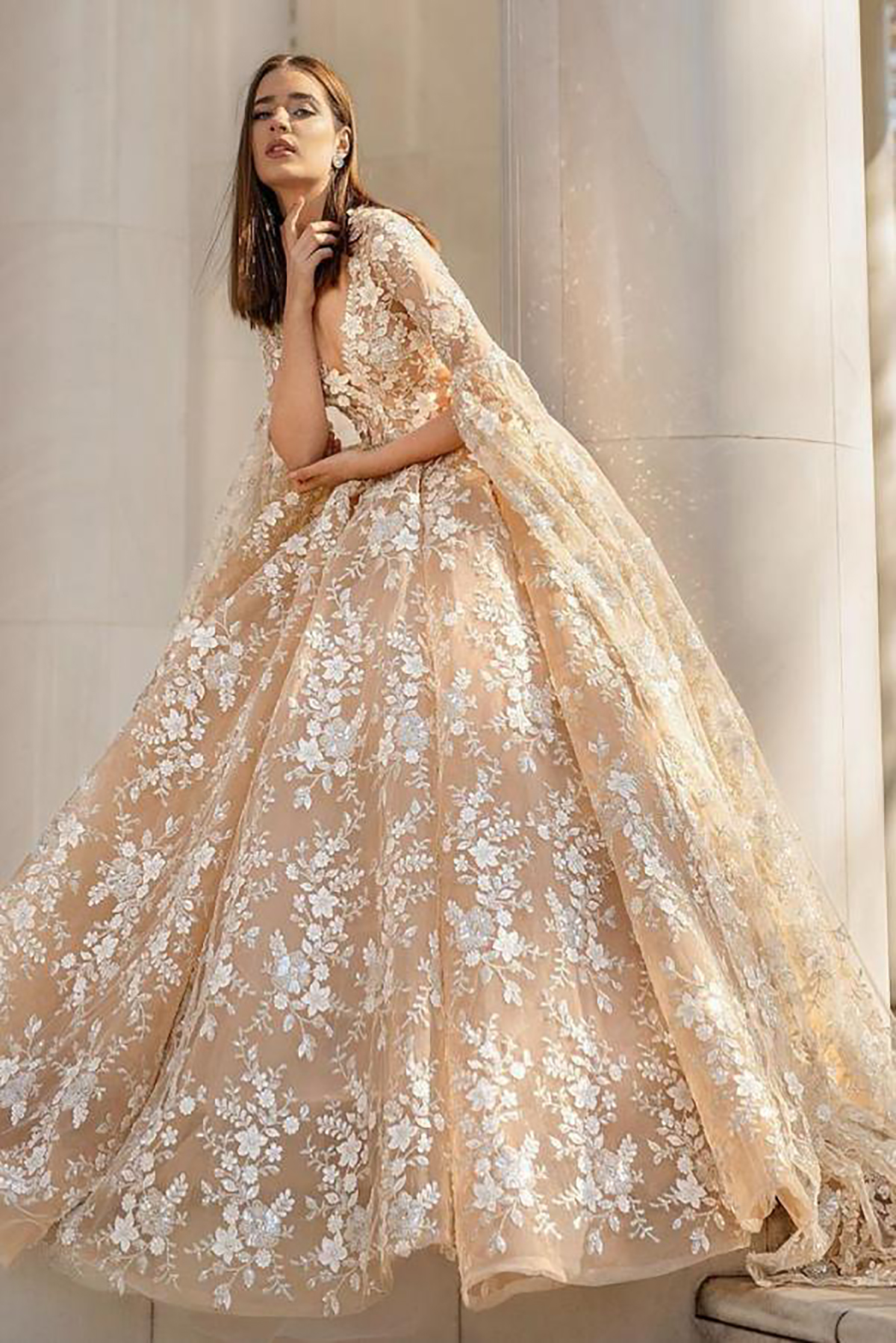 Elegancka suknia balowa suknie ślubne v szyja długie rękawy suknie ślubne aplikacje zamiatanie pociąg księżniczki małżeństwa suknie