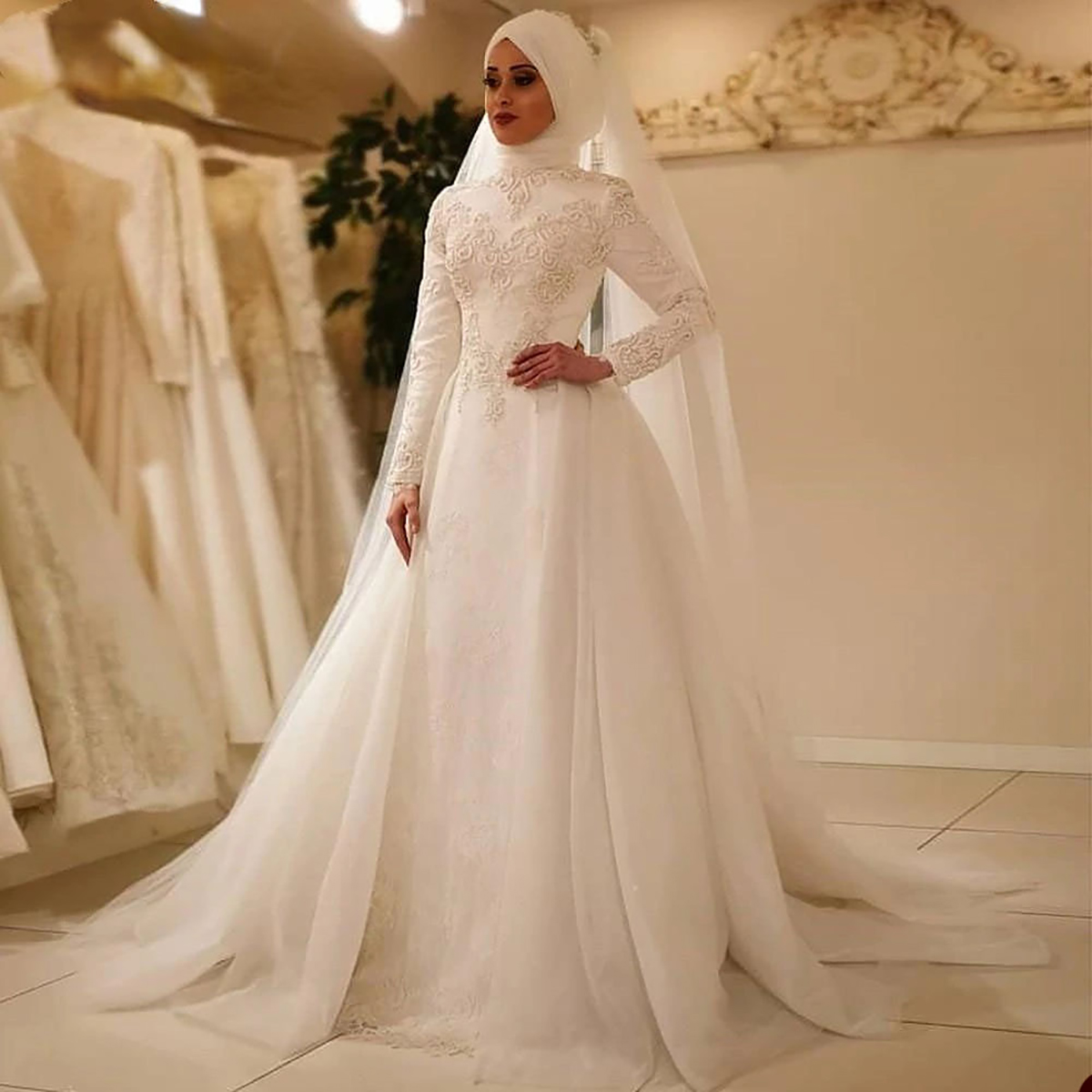 Klassisches A-Linie-Hochzeitskleid für Frauen mit hohem Kragen und langen Ärmeln, muslimische Brautkleider, Spitzenapplikationen, Sweep-Zug-Kleid nach Maß