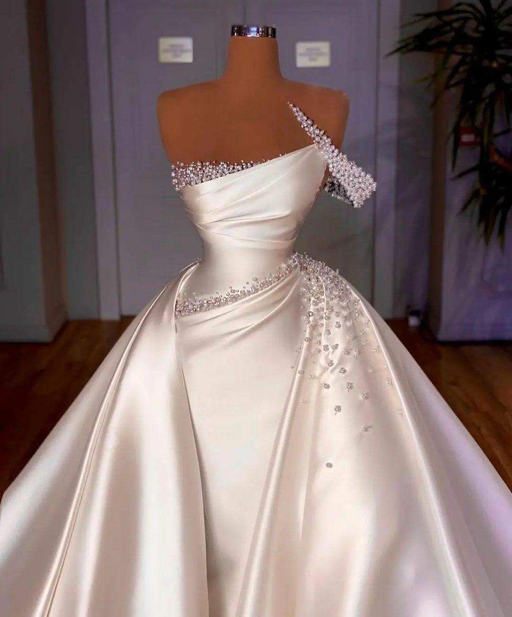 2024 Abito da sposa vintage in raso da chiesa Elegante monospalla Illusion Perle Perline Gonna oversize Abiti da sposa da sposa Bianco A Line Arabo Dubai Vestido De Noiva