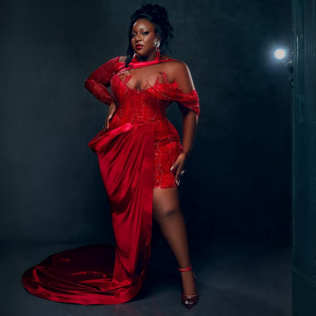 Plus Size Aso Ebi Vestidos de baile curtos com cauda destacável Mangas compridas Vestido de noite para mulheres negras Meninas Roupa de renda frisada Segunda recepção Vestidos de aniversário NL514