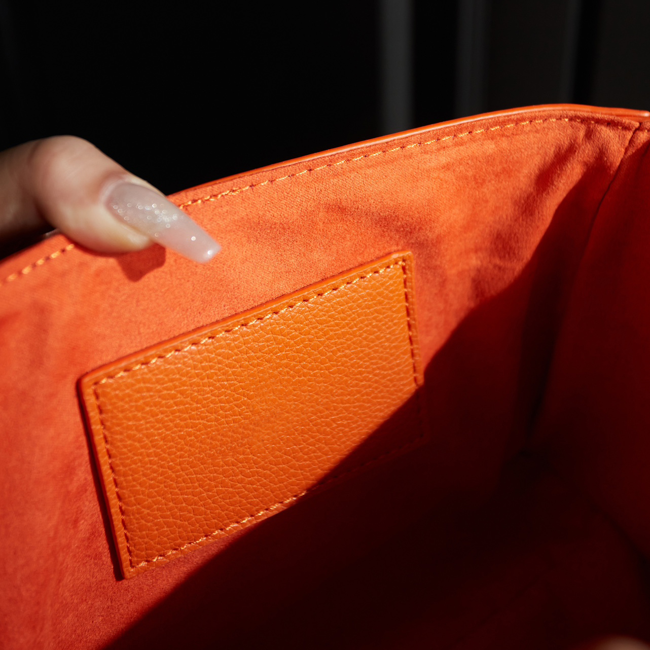 Designer axelväska populära twist handväskor kvinnor väskor små fyrkantiga korrugerade läderväska metall lång kedjformad spänne enkel mode fast färg dams väska