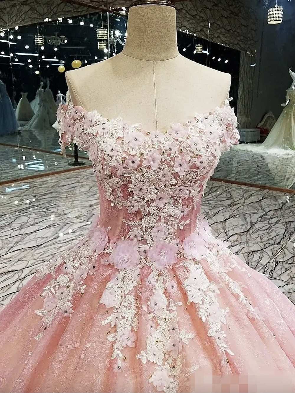 Rosa Quinceanera-Kleider 2024, neueste 3D-Blumenapplikationen, handgefertigte Blumen, perlenbesetzt, schulterfrei, kurze Ärmel, Abschlussball, formelles Abend-Ballkleid