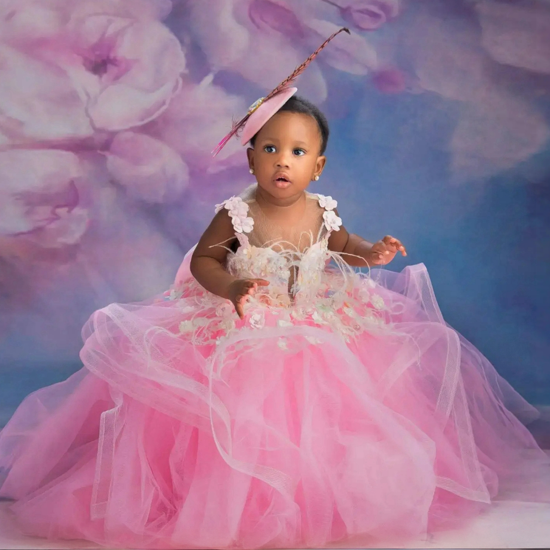 Robes d'anniversaire pour enfants rose clair, robes de demoiselle d'honneur, col transparent, robes de bal en tulle à plusieurs niveaux pour petites filles pour mariage, robes de mariée à plumes et perles NF101