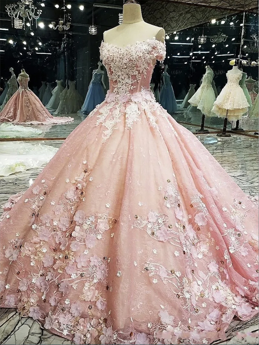 ثياب Quinceanera الوردي 2024 أحدث الأزهار ثلاثية الأزهار الزهور المصنوعة يدويًا من الأكمام القصيرة الكتف Prom Prom Volly Ball Ball Ball