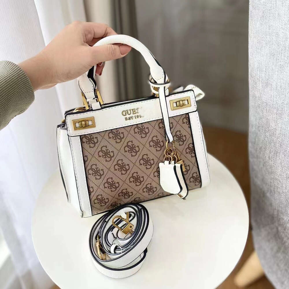 HA787073 Mango GUES Decoración de llaves Bolso cruzado ruso de mano para mujer 2024 78% de descuento en tienda al por mayor