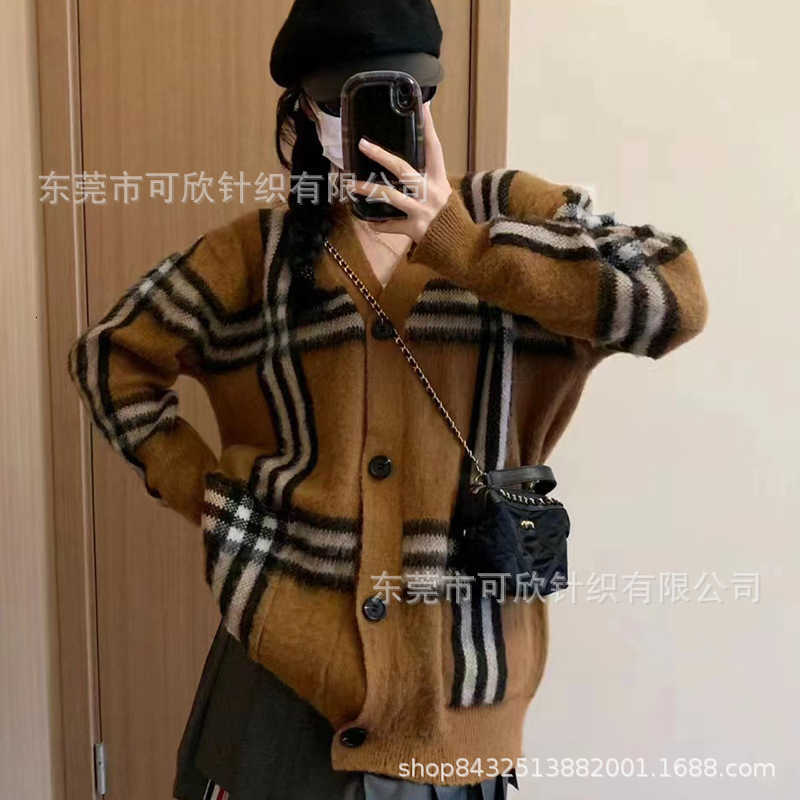 Kvinnors stickor Tees Designer Autumn and Winter B Family V-ringning stickad Cardigan Plaid Loose Lazy Unisex Coat 2023 Mjuk glutinös tjock tröja Ny produkt 10nv