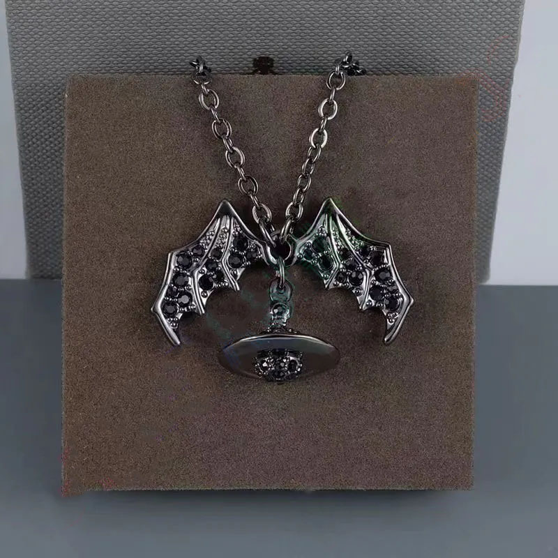 Collana di perle di pipistrello nero di design Collana di perle di Saturno Collana di diamanti da donna di moda Coppia regalo di gioielli Pipistrello perfetto