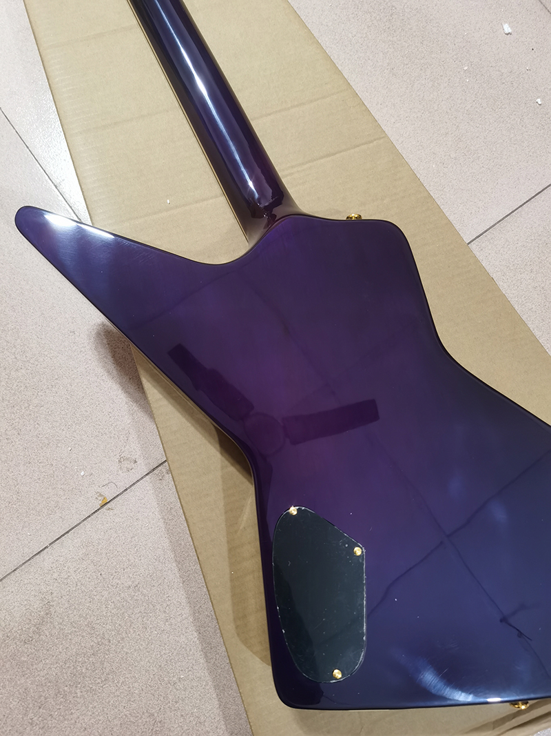 Guitarra elétrica em formato de ganso roxo, corpo, cabeça frontal, top de bordo acolchoado, corpo encadernação Lulu branca, hardware eletrônico dourado, em estoque