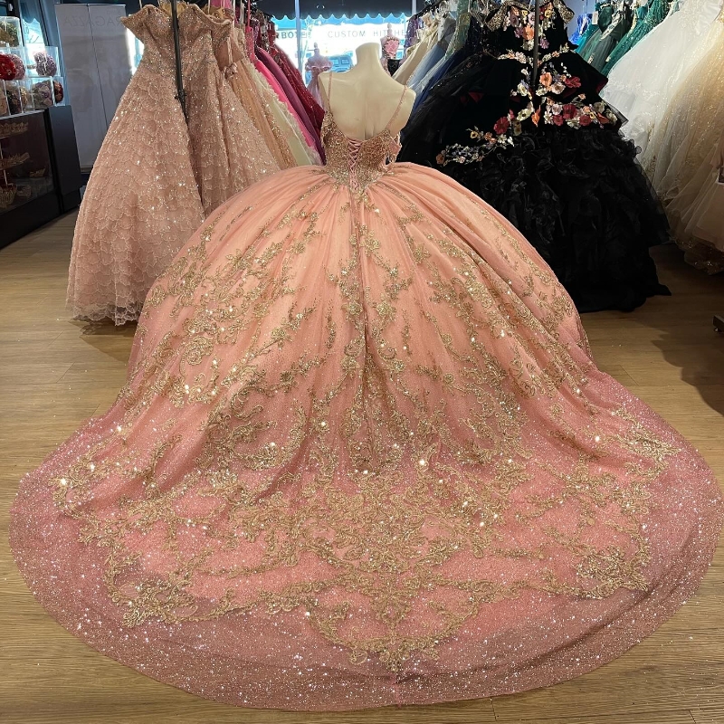 Pink Quinceanera Dresses 2024 Sweet 15 16 Gold Applique 레이스 구슬 생일 파티 가운 멍청이 파라 XV 공주 미스 대회