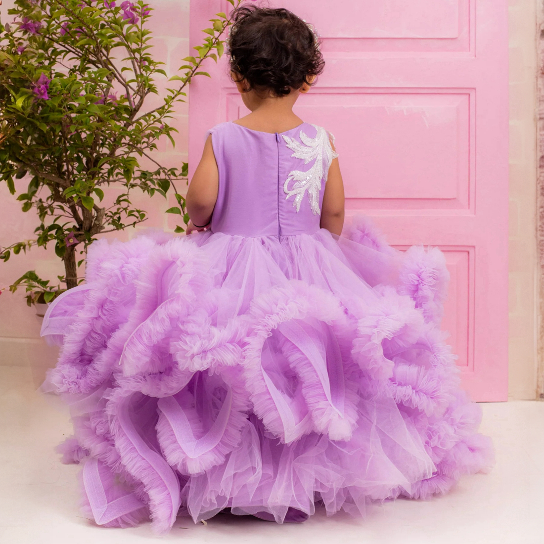 Lanvender Flower Girl Dresses V Neck Puffy Pleated Tulle Tiered Tulle Ball Gowns For Little Girls For Wedding Appliced ​​Lace Pärlade brudklänningar NF102