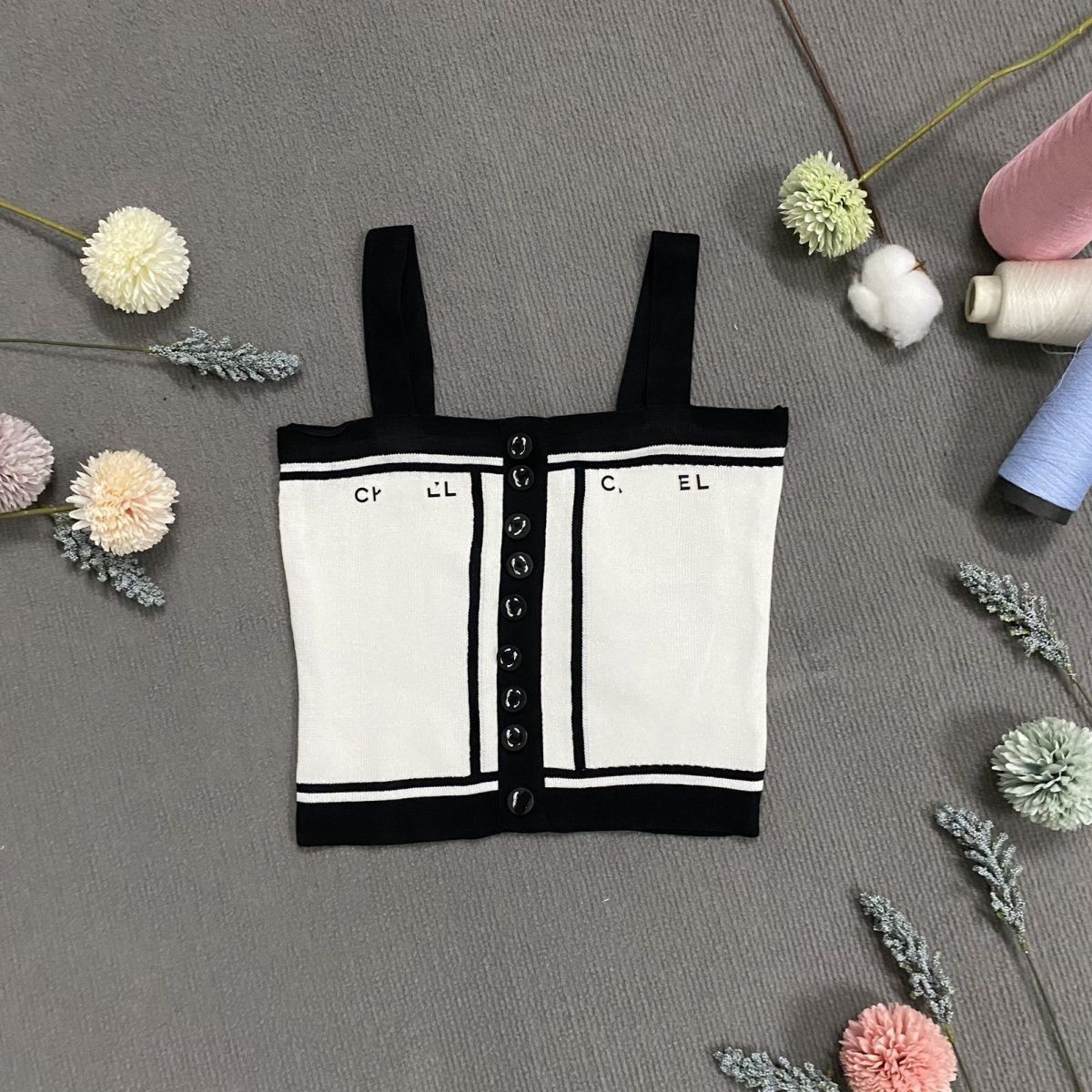 Nouveau design d'été pour femmes, bretelles spaghetti, bloc de couleur, logo imprimé, simple boutonnage, bustier court, débardeur tricoté, gilet SML