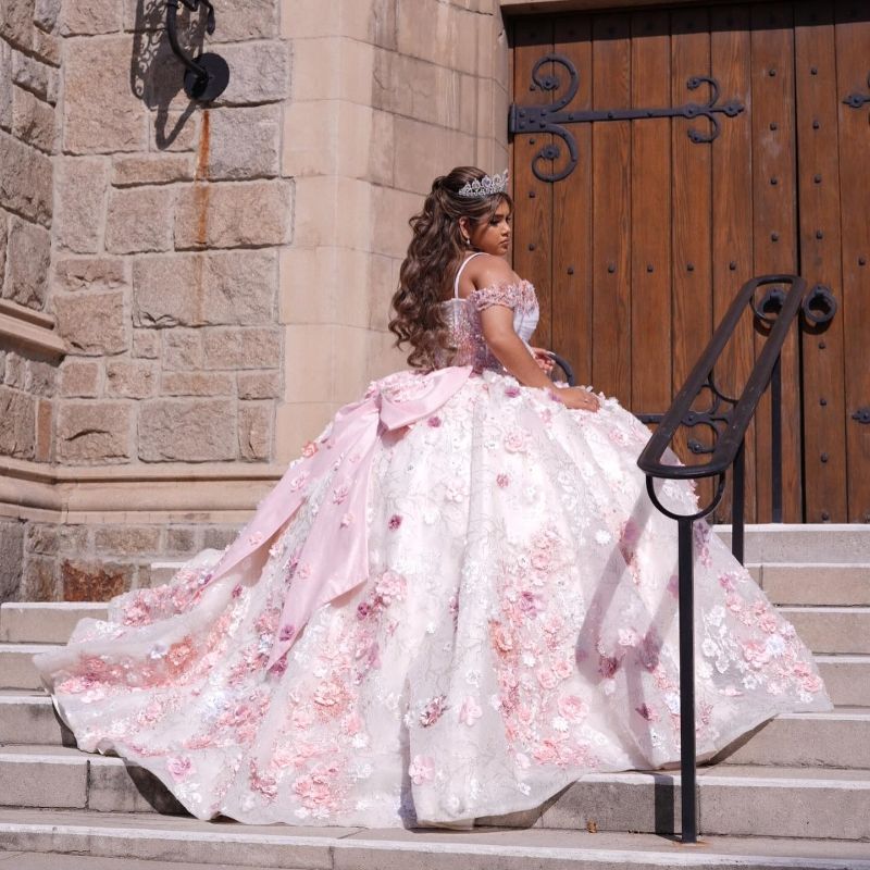 2024 Luxuriöse rosa Quinceanera-Kleider, Ballkleid, schulterfrei, Spitzenapplikationen, Kristallperlen, handgemachte Blumen, bauschiger Tüll, Korsett-Rücken, Partykleid, Abschlussball-Abendkleider