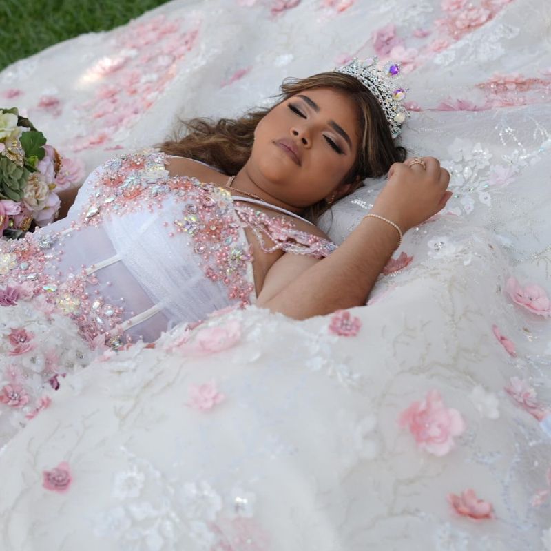 2024 Luxuriöse rosa Quinceanera-Kleider, Ballkleid, schulterfrei, Spitzenapplikationen, Kristallperlen, handgemachte Blumen, bauschiger Tüll, Korsett-Rücken, Partykleid, Abschlussball-Abendkleider