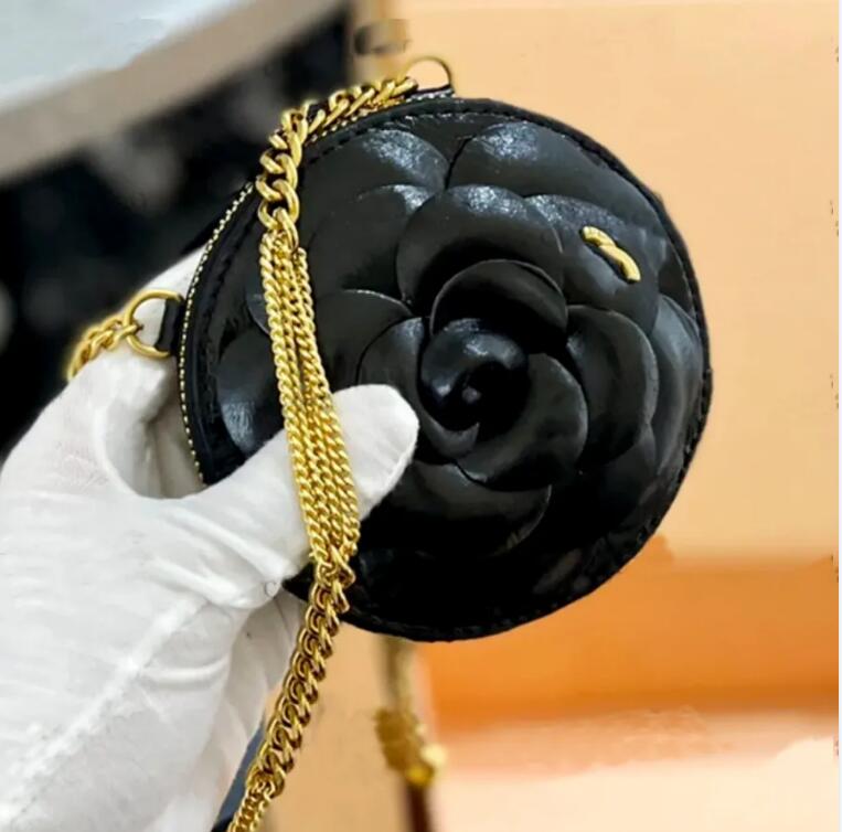 Sac de maquillage de gâteau rond pour dames de concepteur matériel de camélia en trois dimensions en métal bouton C petit pendentif chaîne en or sac à bandoulière sac à main sacs à clés porte-monnaie portefeuille