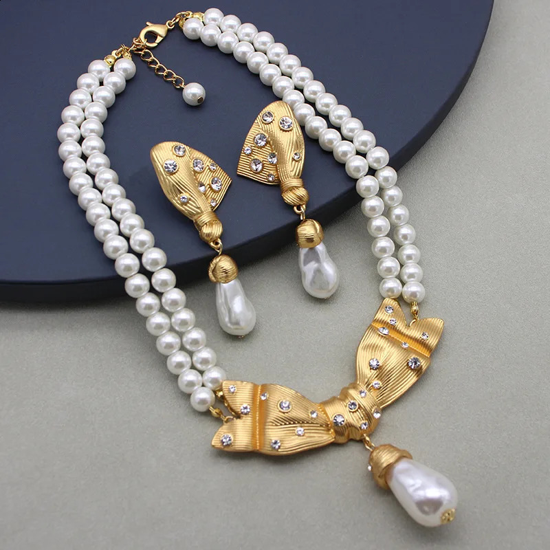Medeltida stil Rhinestone Pearl Alloy Necklace Brosches örhängen utsökta lyxiga kvinnors bröllopsfest smycken 240118