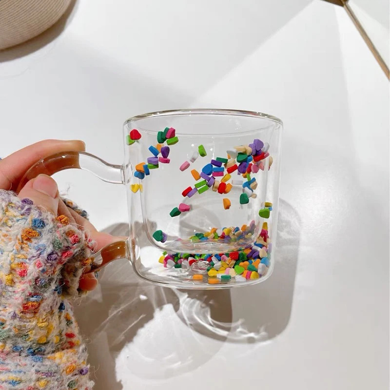 Holaroom Tazza di sabbia mobile a forma di cuore multicolore Tazza di vetro creativa a doppio strato Tazza da caffè Latte Tè Succo di acqua Bicchieri in vetro 240123