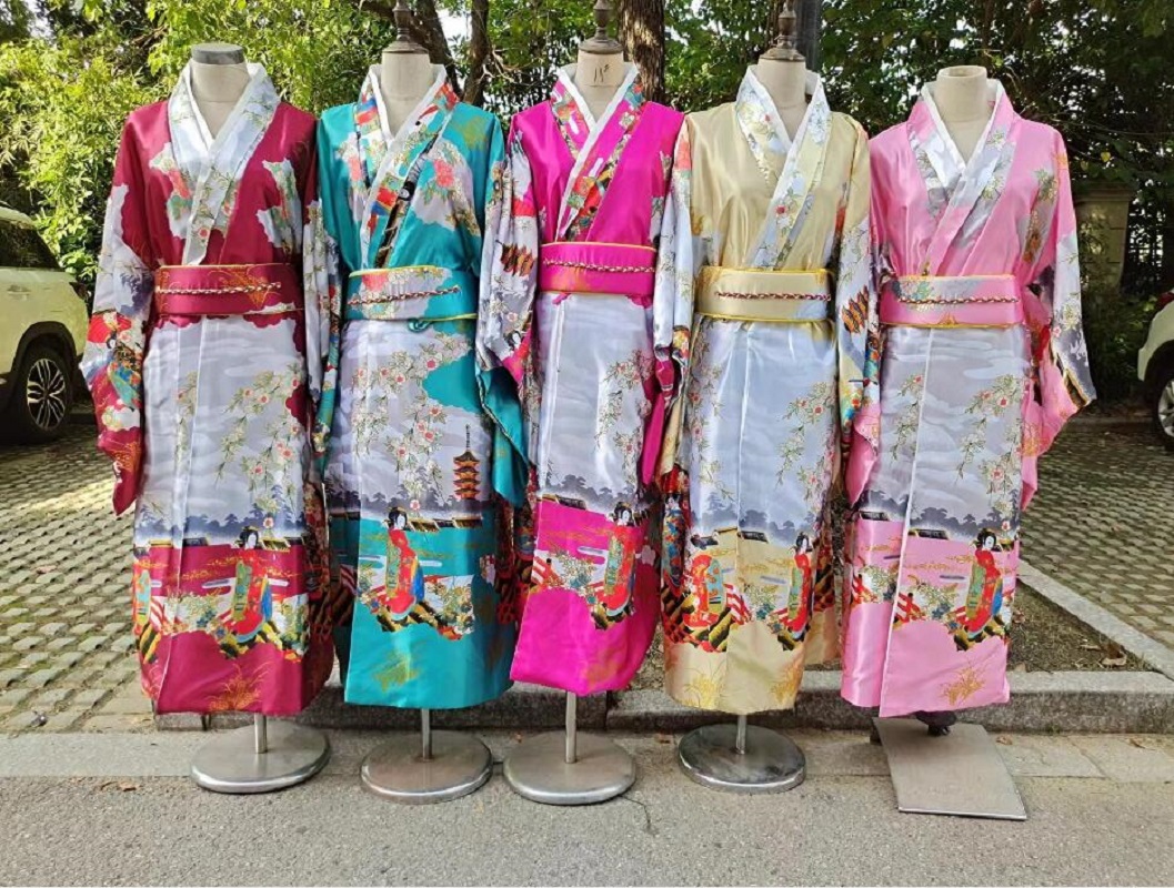 Vendita calda nuovo stile di arrivo Kimono giapponese donna stampa in raso Kimono abito lungo accappatoio vestito da spettacolo teatrale