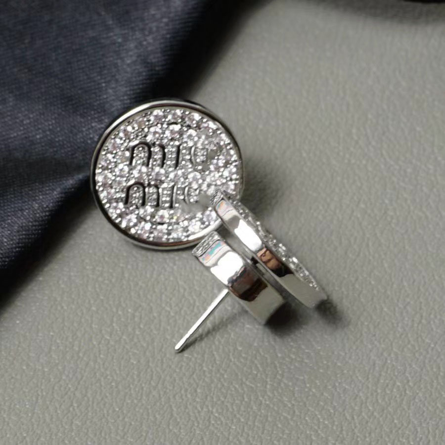 Lyxdesigner Fashion Pendling örhängen Engelska brev legering Metall Diamant inlagd ljus lyxig stil högkvalitativ elegansörhängen för kvinnor