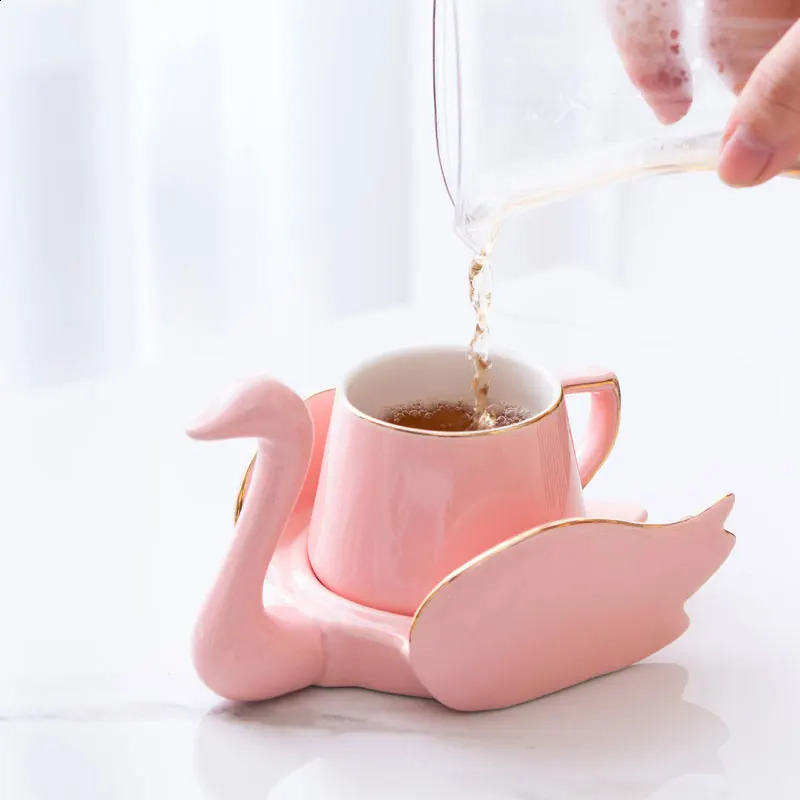 Nordic Creative Swan Swan Coffee Cup Set z złotą obręczą małą uroczą białą czarną zieloną różową różową ceramiczną kubki i spodki Piękne prezenty 240130