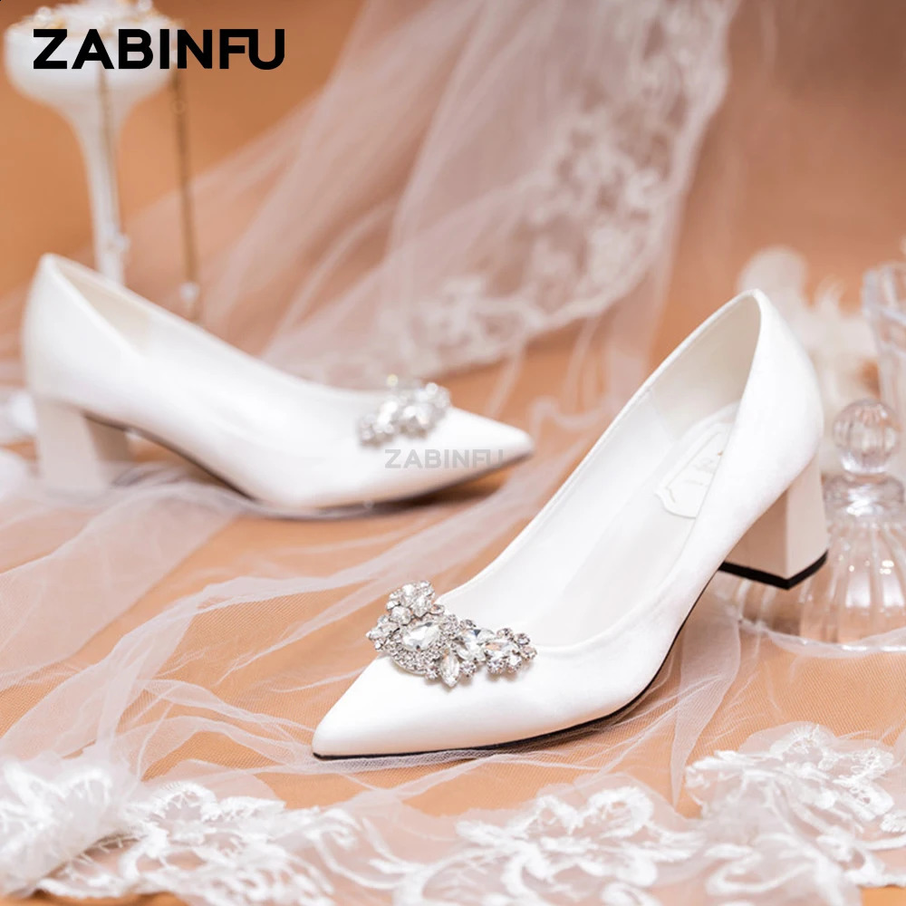 White Wedding Bride Shoes Women Pumps Luxury Rhinestone Satin Pointed Toe Chunky Heel Wedding Silk Dress Shoes Bridal Shoes 240125