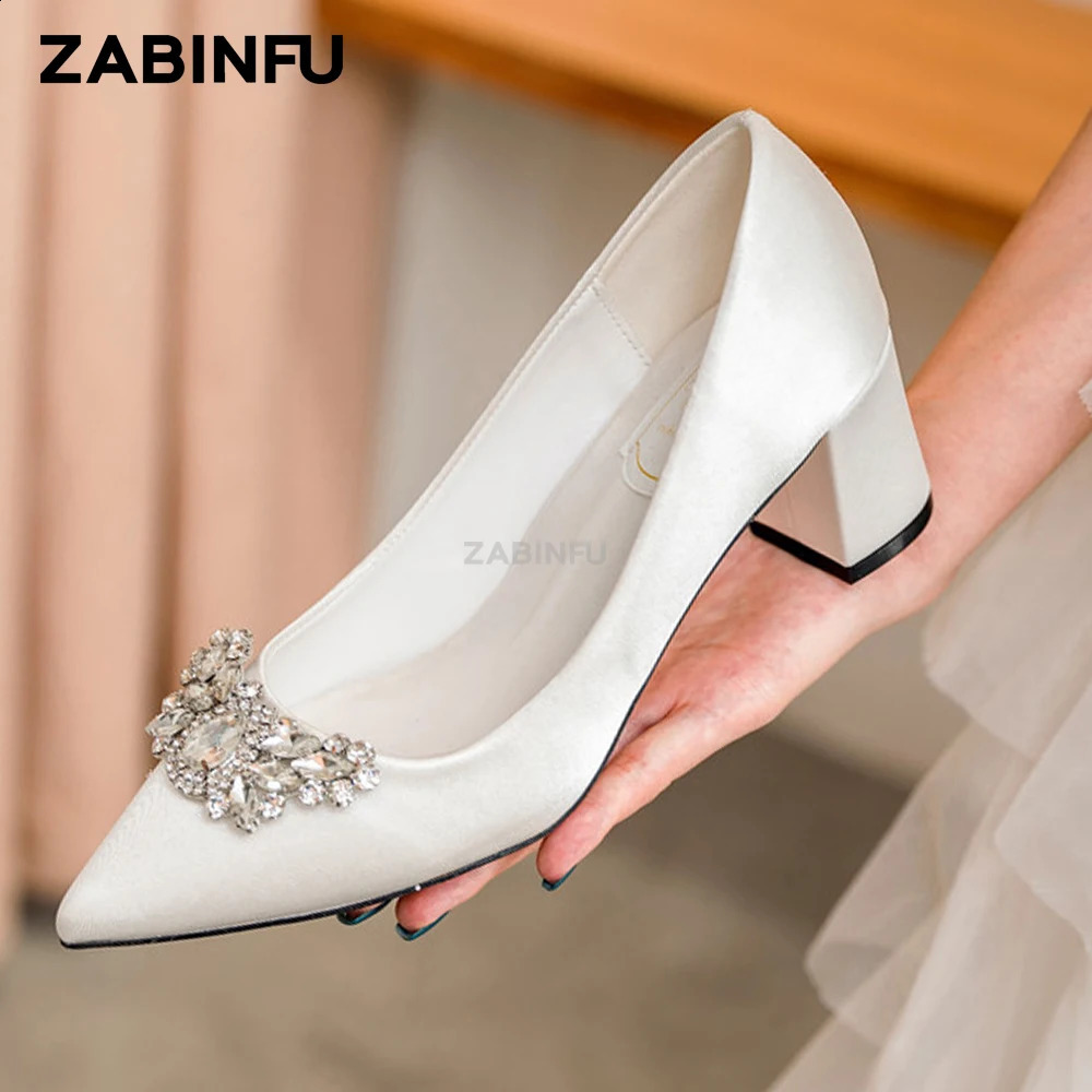 White Wedding Bride Shoes Women Pumps Luxury Rhinestone Satin Pointed Toe Chunky Heel Wedding Silk Dress Shoes Bridal Shoes 240125