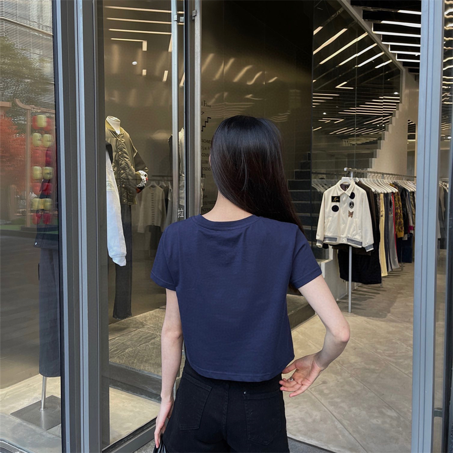 Designer-Damen-T-Shirt, kurzes Rundhals-Oberteil mit Buchstaben-Stickmuster-Verzierungen für Frühling und Sommer, minimalistisches Modelabel, Größe SML