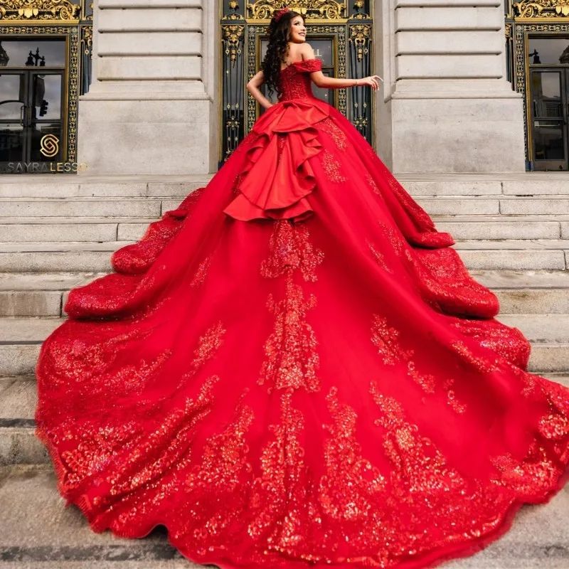 2024 Quinceanera Dresses Red Squiceding Lace Aptiques Off Shourdeld Crystal Beads半袖プラスフォーマルパーティープロムイブニングドレス大聖堂列車