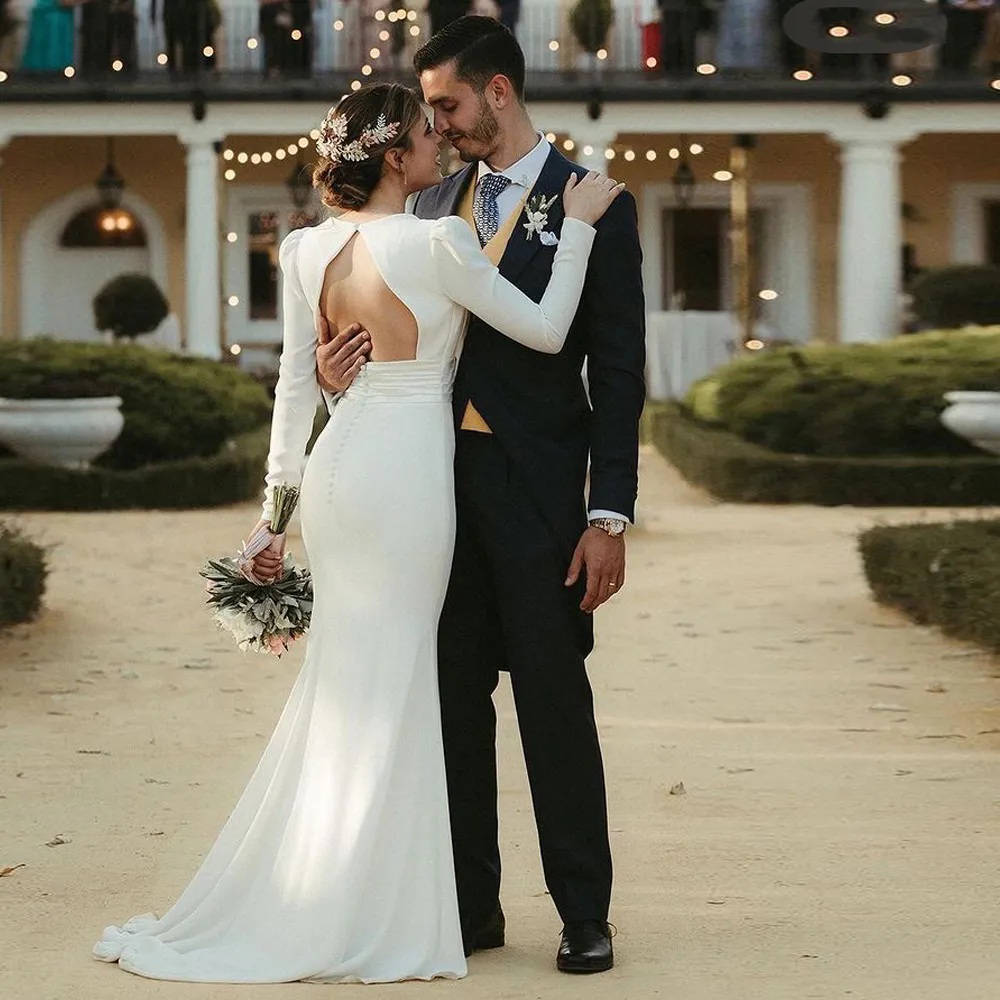 Vestidos de novia de sirena con cuello en V y espalda abierta, vestidos de novia de manga larga de satén, tren de barrido fruncido, boda en el jardín rural