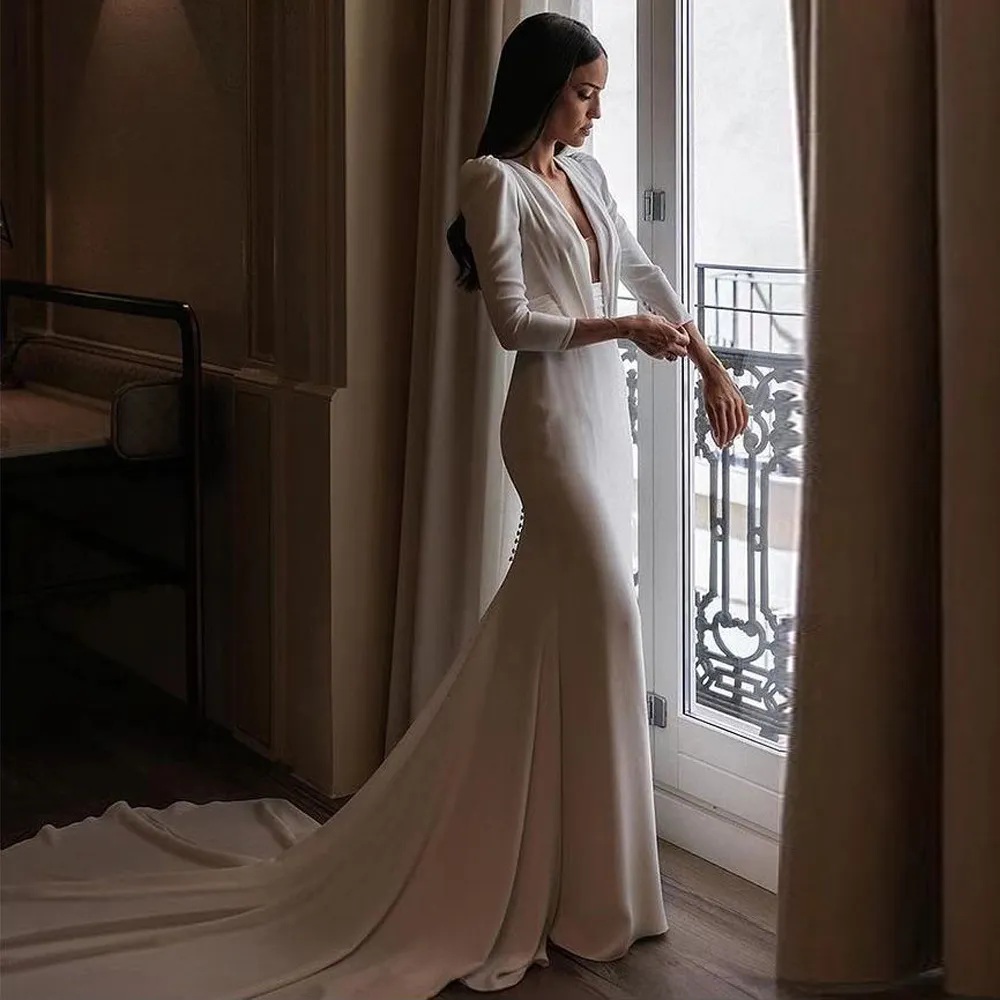 Vestidos de novia de sirena con cuello en V y espalda abierta, vestidos de novia de manga larga de satén, tren de barrido fruncido, boda en el jardín rural