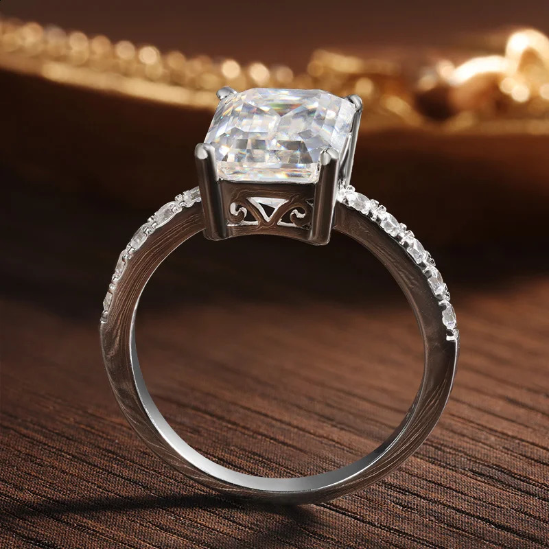 Knobspin 4CT Emerald Ring S925 Sterling Sliver Luxury Lab Diamond White Gold Wedding Band förlovningsringar för kvinnor 240130