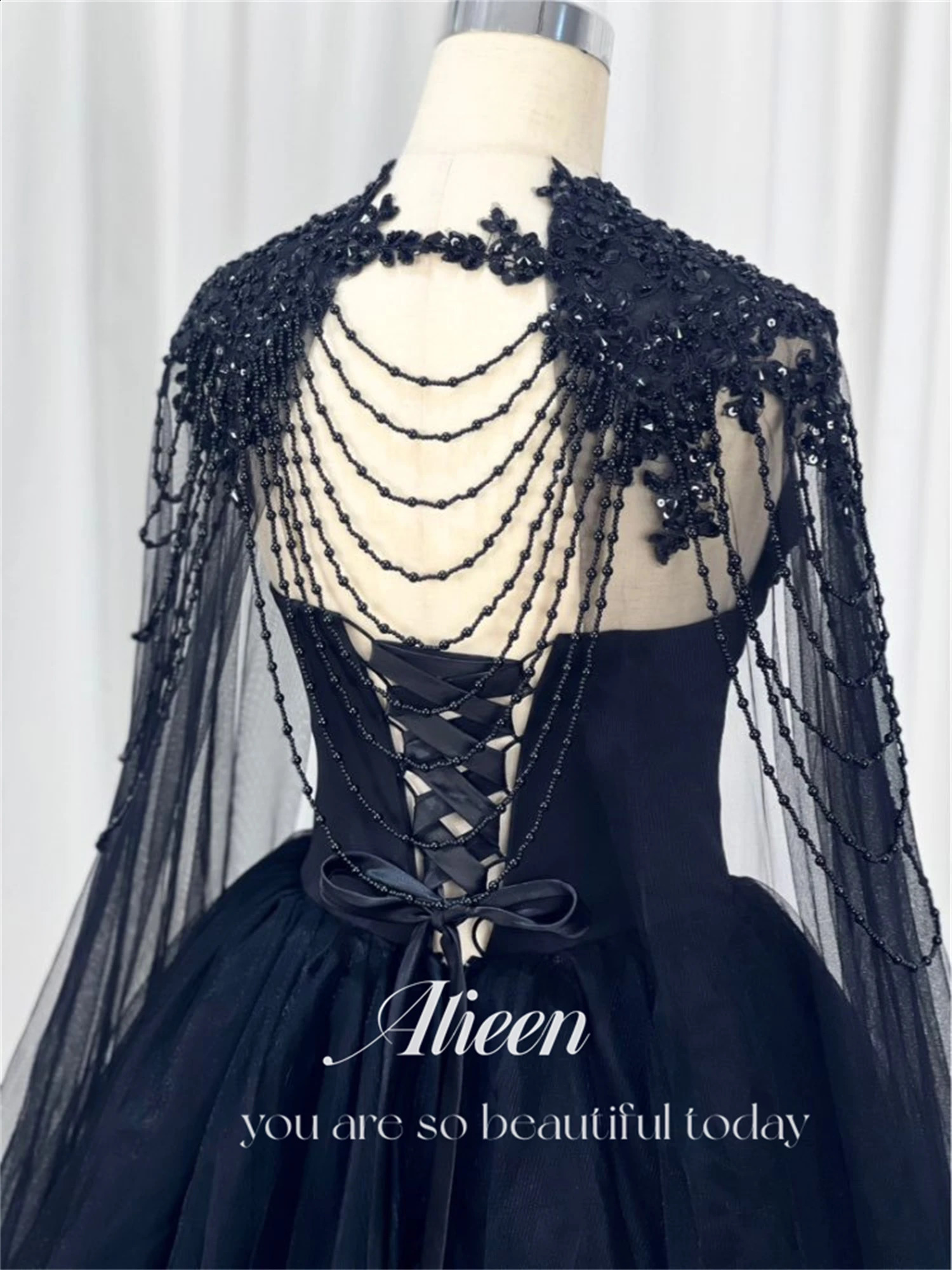 Aileen Gothic Black Vestido de novia feading feading cape rękaw