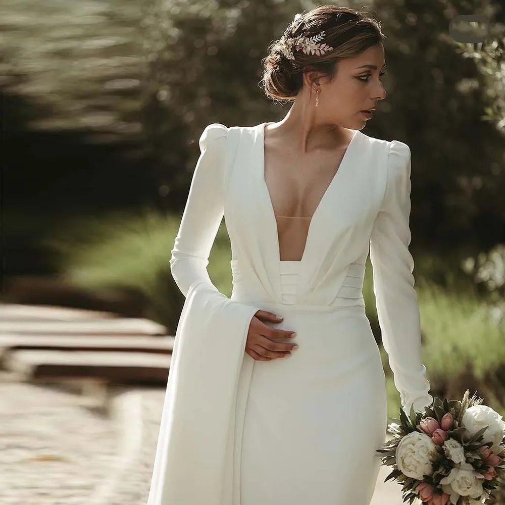 Vestidos de novia de sirena con cuello en V y espalda abierta, vestidos de novia de manga larga de satén, tren de barrido fruncido, boda en el jardín rural