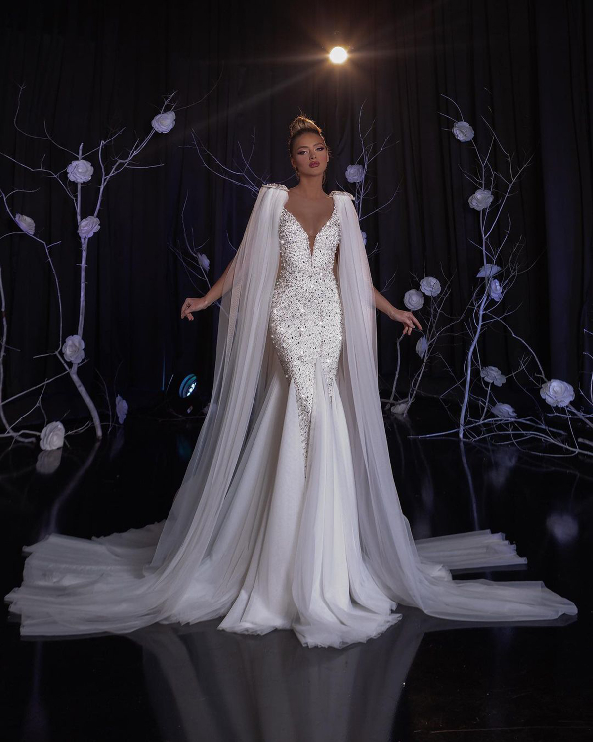 Robe de mariée de luxe en cristal, col en V perlé, dos nu, sans manches, sur mesure